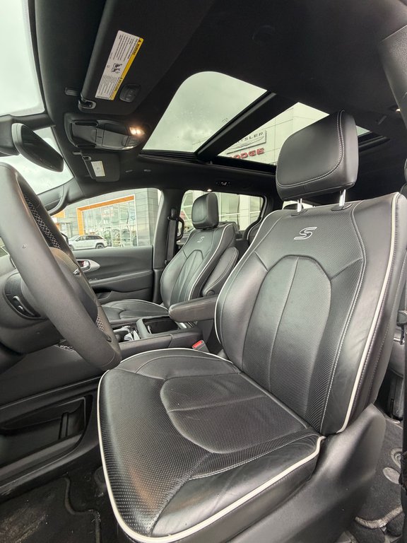 2025 Chrysler Pacifica Limited in Saint-Hyacinthe, Quebec - 7 - w1024h768px