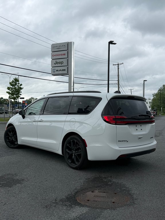 2025 Chrysler Pacifica Limited in Saint-Hyacinthe, Quebec - 2 - w1024h768px