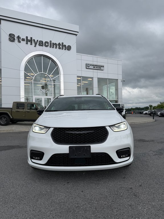 2025 Chrysler Pacifica Limited in Saint-Hyacinthe, Quebec - 4 - w1024h768px
