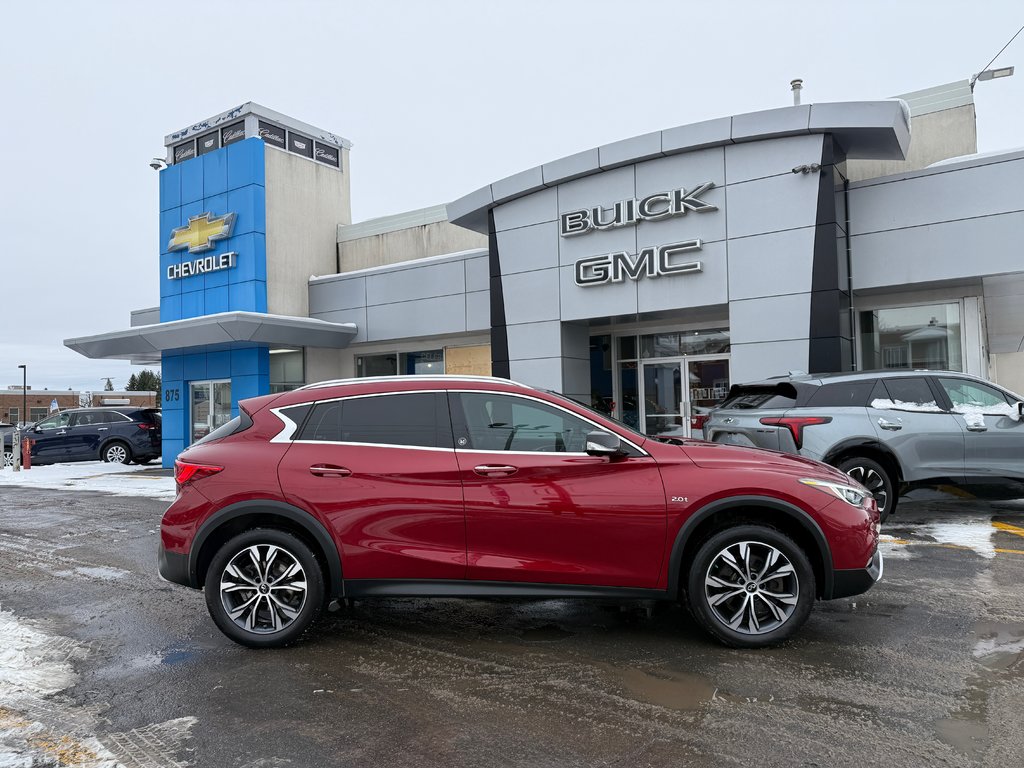 2017  QX30 BASE in Drummondville, Quebec - 3 - w1024h768px