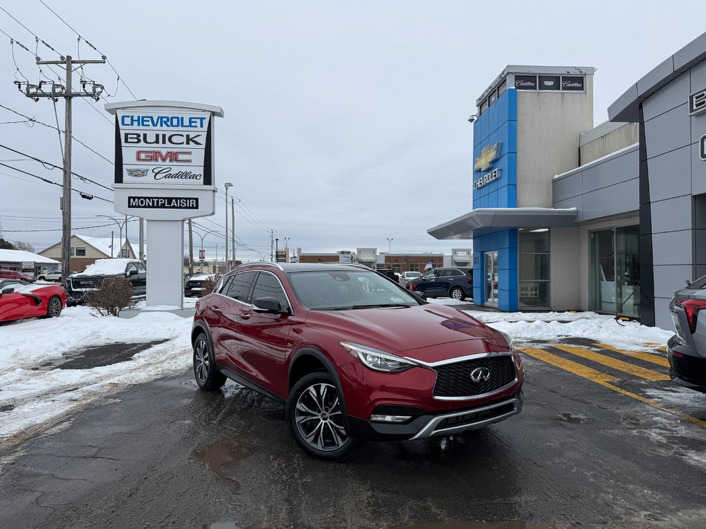 2017  QX30 BASE in Drummondville, Quebec - 1 - w1024h768px