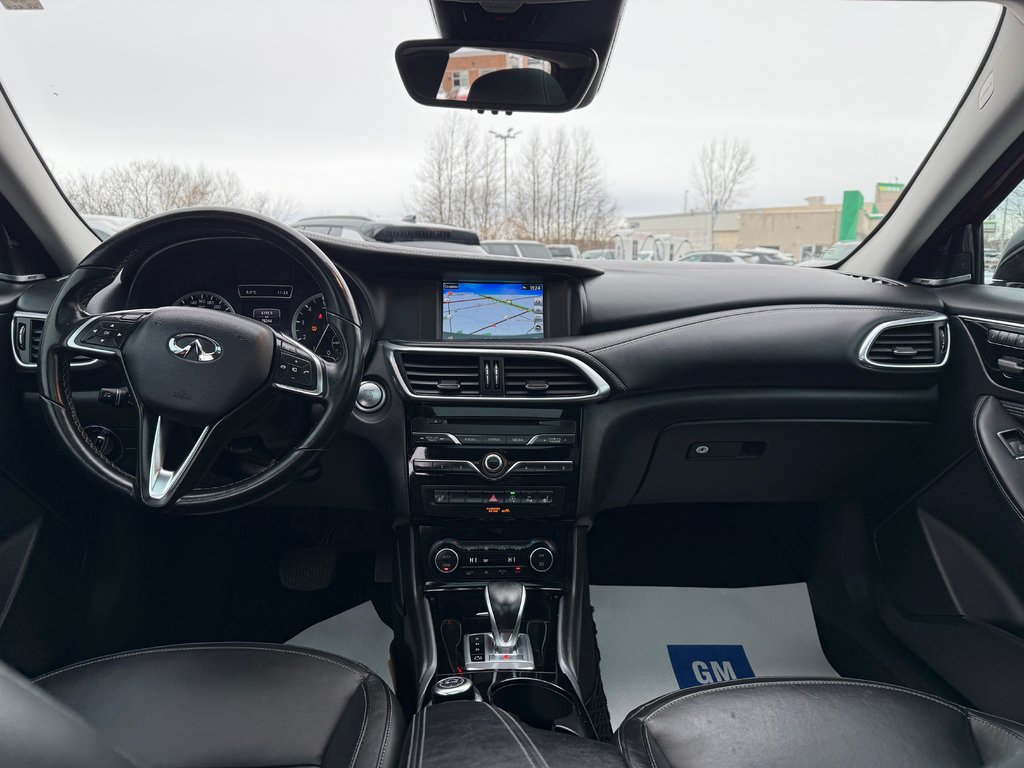 2017  QX30 BASE in Drummondville, Quebec - 10 - w1024h768px