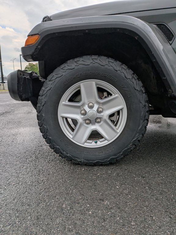 2021 Jeep Gladiator Sport S in Saint-Hyacinthe, Quebec - 6 - w1024h768px
