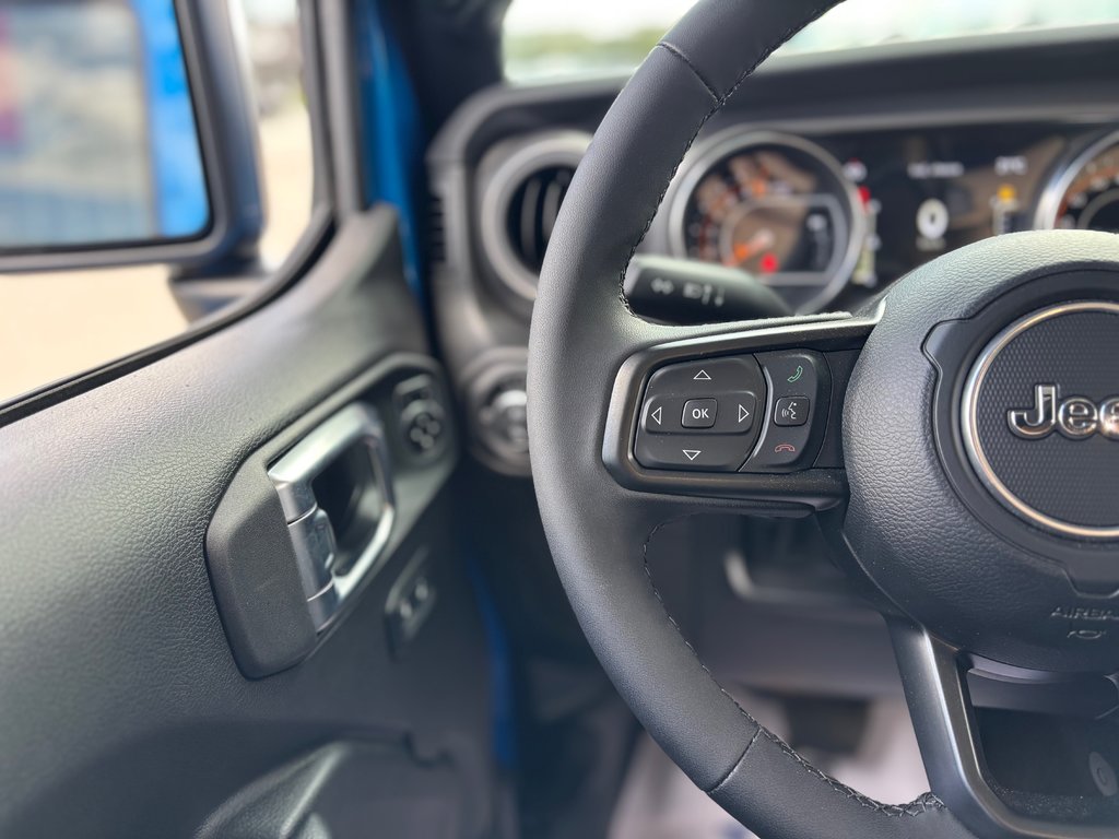 2023 Jeep Gladiator WILLYS 4X4 // NAVIGATION in Sherbrooke, Quebec - 11 - w1024h768px