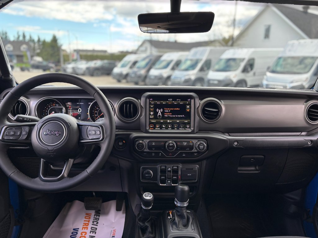 2023 Jeep Gladiator WILLYS 4X4 // NAVIGATION in Sherbrooke, Quebec - 9 - w1024h768px