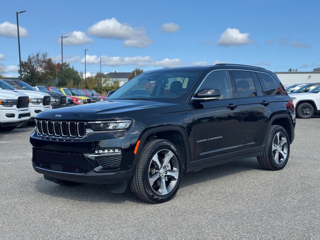 Grand Cherokee 4xe 4X4 // CUIR // ECRANS PASSAGERS ARRIÈRES 2022 à Sherbrooke, Québec - 1 - w1024h768px