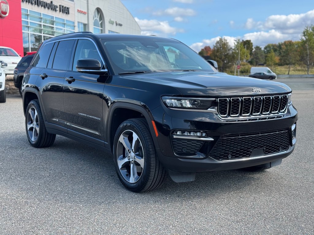 Grand Cherokee 4xe 4X4 // CUIR // ECRANS PASSAGERS ARRIÈRES 2022 à Sherbrooke, Québec - 2 - w1024h768px