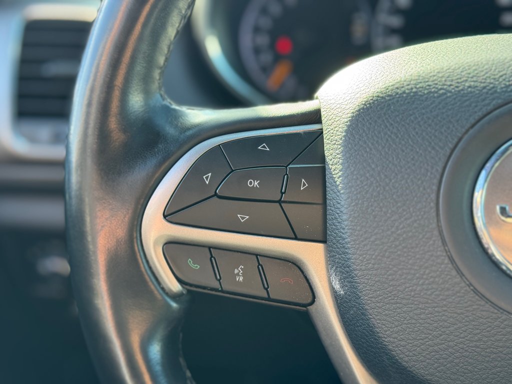 2020  Grand Cherokee ALTITUDE 4X4 // TOIT OUVRANT in Sherbrooke, Quebec - 15 - w1024h768px