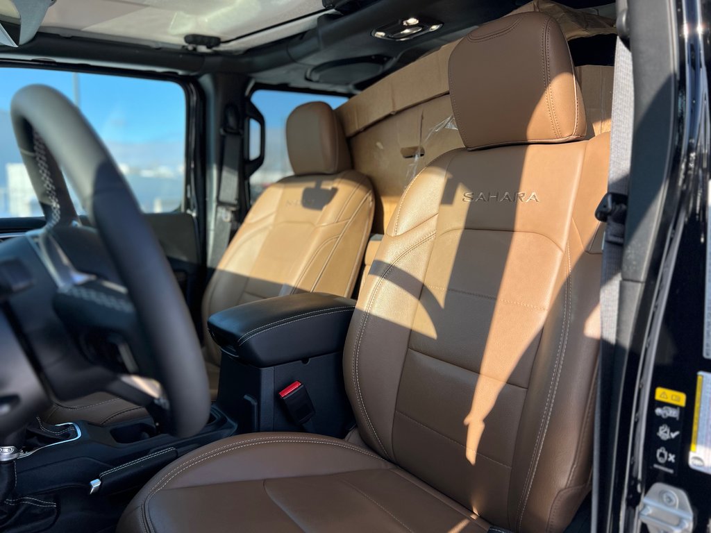 2023 Jeep Wrangler 4xe UNLIMITED SAHARA 4X4 // DEUX TOITS in Sherbrooke, Quebec - 8 - w1024h768px