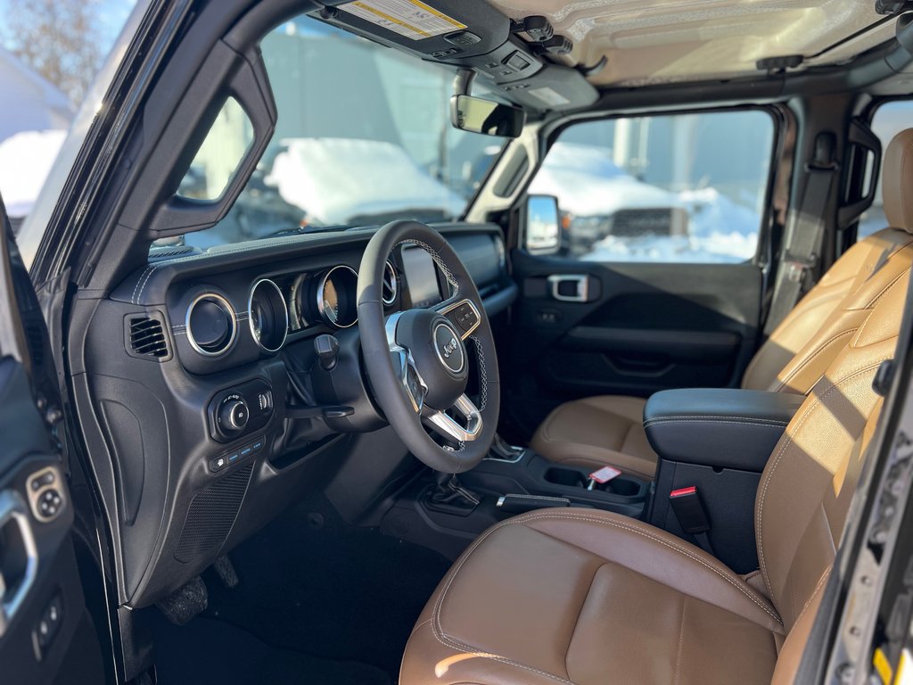 2023 Jeep Wrangler 4xe UNLIMITED SAHARA 4X4 // DEUX TOITS in Sherbrooke, Quebec - 7 - w1024h768px