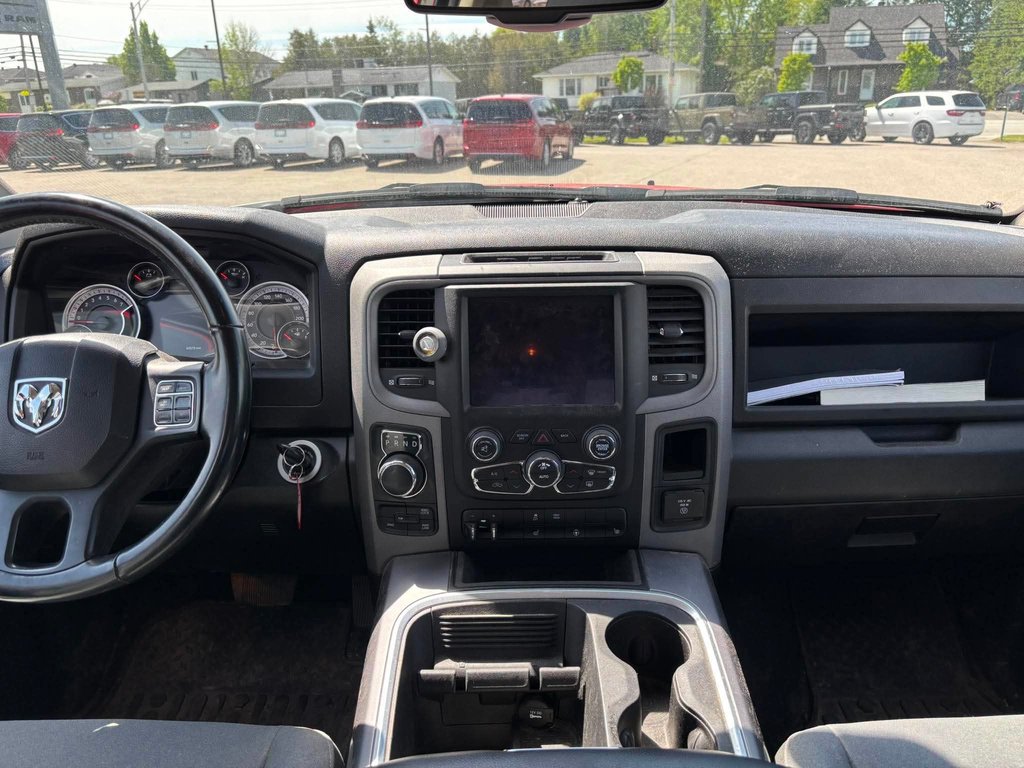 2022 Ram 1500 Classic EXPRESS // QUAD CAB // BOÎTE 6.4'' in Sherbrooke, Quebec - 9 - w1024h768px