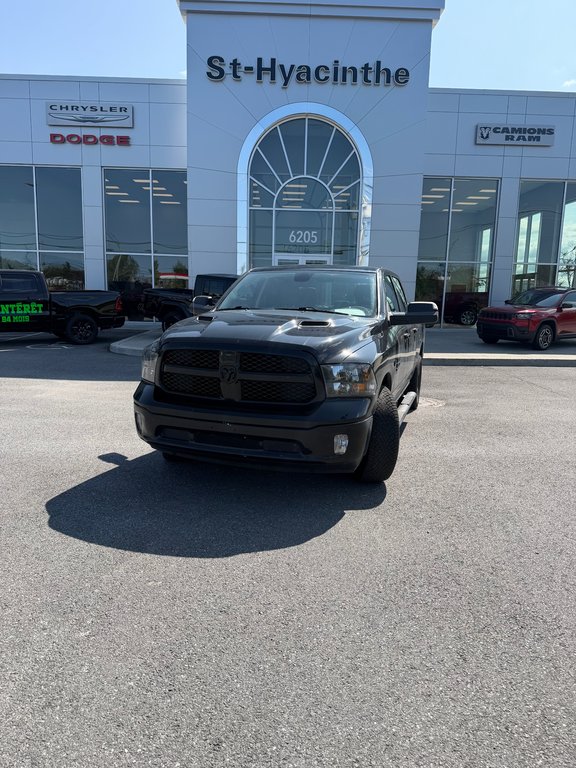 Ram 1500 Classic SLT 2023 à Saint-Hyacinthe, Québec - 1 - w1024h768px