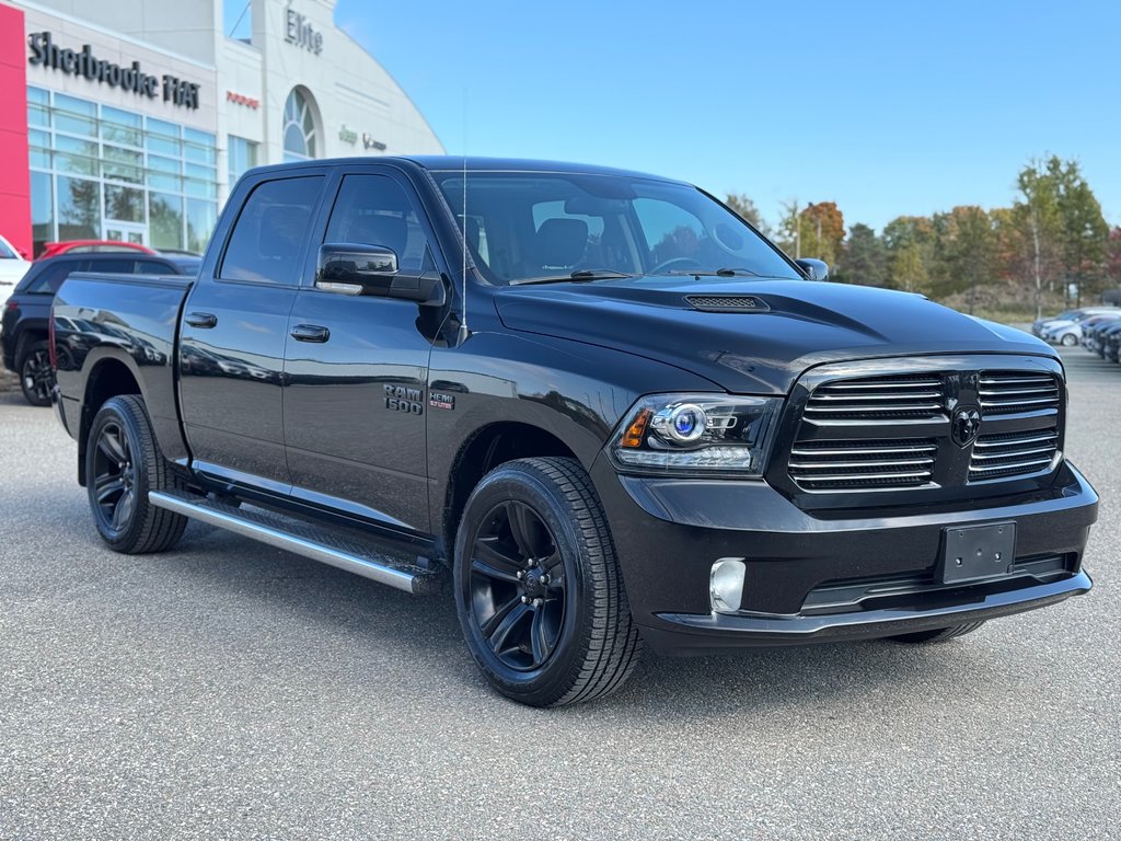 2017  1500 SPORT CREW CAB 4X4 // V8 // BAS KILO !!! in Sherbrooke, Quebec - 2 - w1024h768px