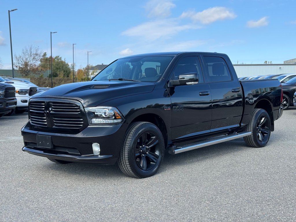 2017  1500 SPORT CREW CAB 4X4 // V8 // BAS KILO !!! in Sherbrooke, Quebec - 1 - w1024h768px