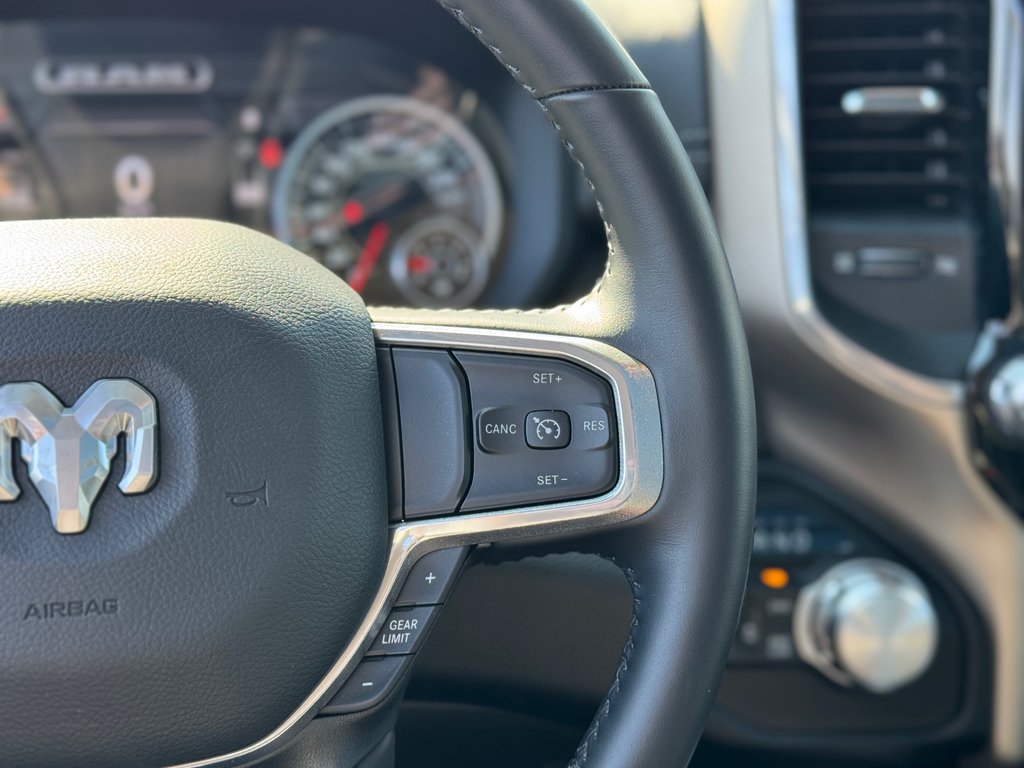 1500 LARAMIE 4X4 CREW CAB | V8 | TOIT PANORAMIQUE 2022 à Sherbrooke, Québec - 13 - w1024h768px