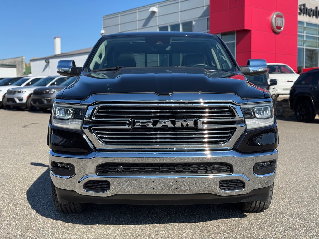 1500 LARAMIE 4X4 CREW CAB | V8 | TOIT PANORAMIQUE 2022 à Sherbrooke, Québec - 3 - w1024h768px