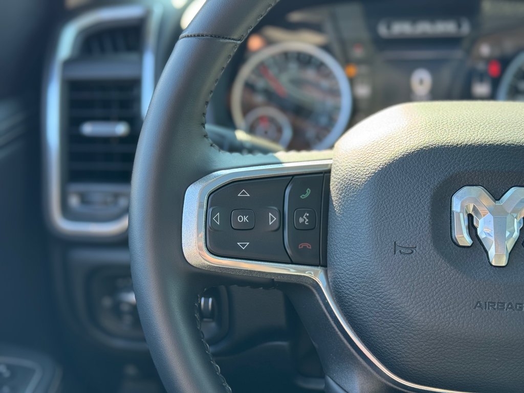 1500 LARAMIE 4X4 CREW CAB | V8 | TOIT PANORAMIQUE 2022 à Sherbrooke, Québec - 14 - w1024h768px