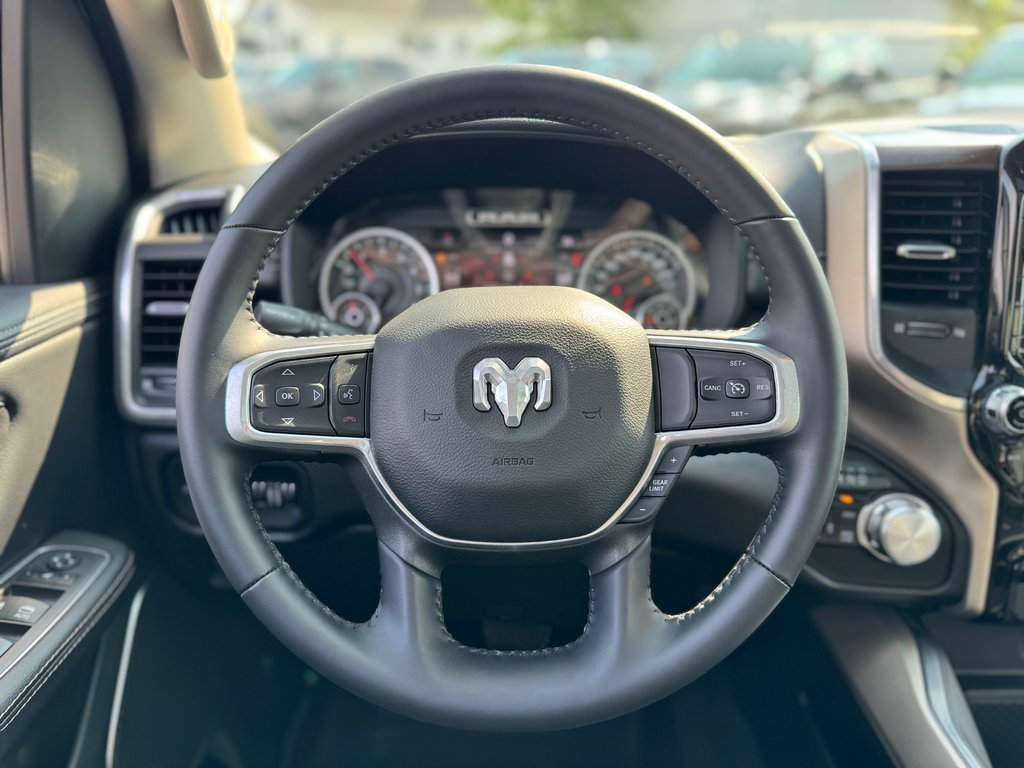 1500 LARAMIE 4X4 CREW CAB | V8 | TOIT PANORAMIQUE 2022 à Sherbrooke, Québec - 13 - w1024h768px