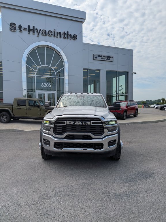 2025 Ram 5500 Chassis Tradesman in Saint-Hyacinthe, Quebec - 4 - w1024h768px