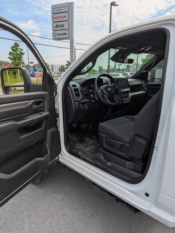 2025 Ram 5500 Chassis Tradesman in Saint-Hyacinthe, Quebec - 10 - w1024h768px