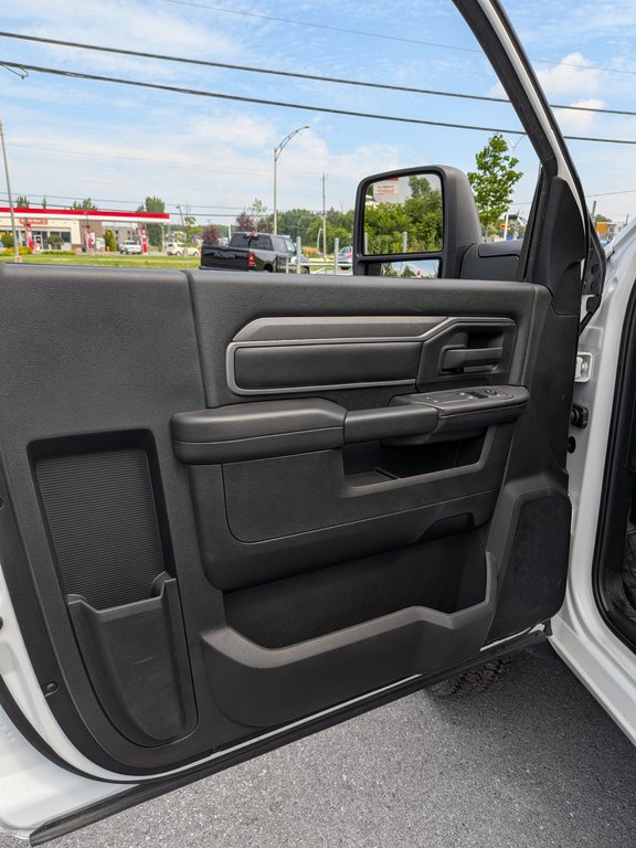 2025 Ram 5500 Chassis Tradesman in Saint-Hyacinthe, Quebec - 11 - w1024h768px
