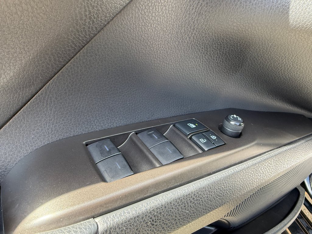 2021 Toyota Camry SE in Drummondville, Quebec - 12 - w1024h768px