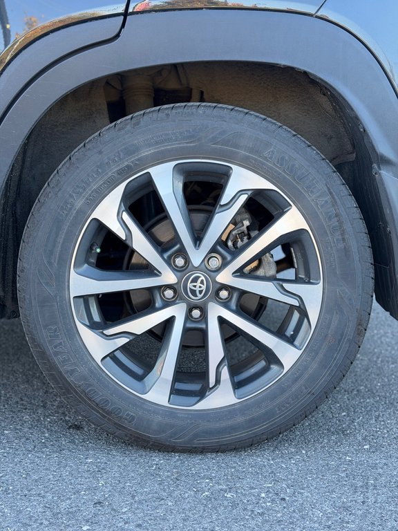 2025 Toyota Corolla Cross LE in Saint-Hyacinthe, Quebec - 9 - w1024h768px
