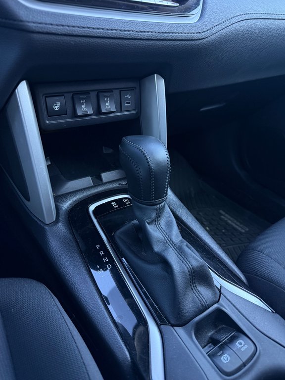 2025 Toyota Corolla Cross LE in Saint-Hyacinthe, Quebec - 13 - w1024h768px