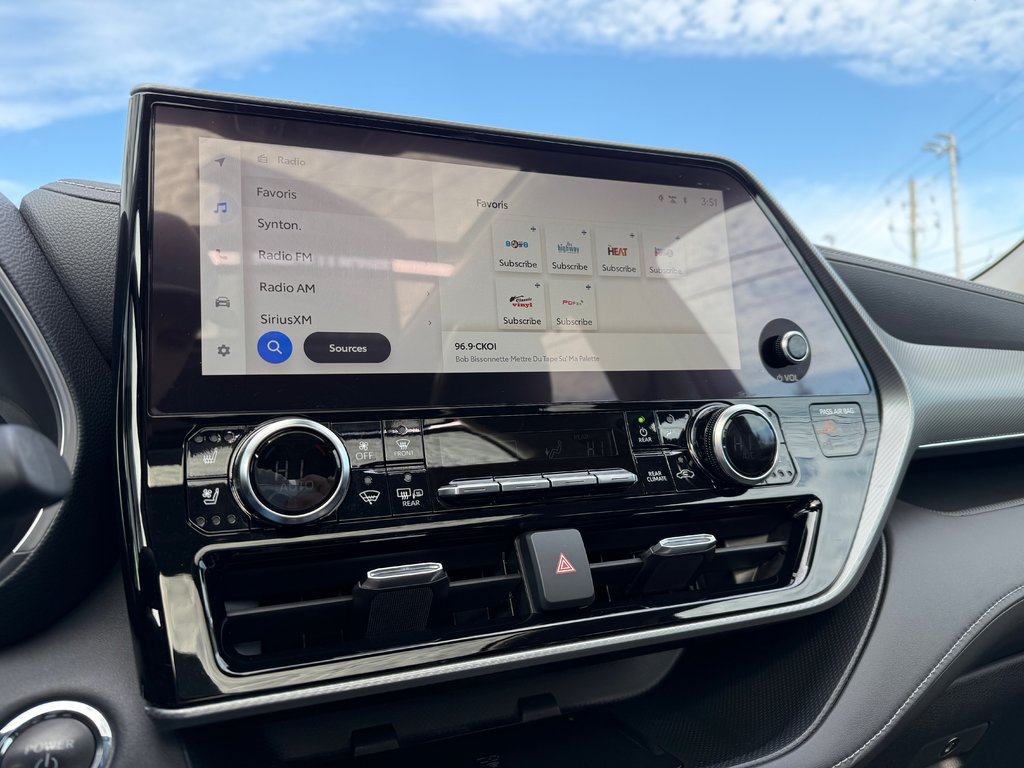 2023 Toyota Highlander Hybrid Limited in Drummondville, Quebec - 18 - w1024h768px