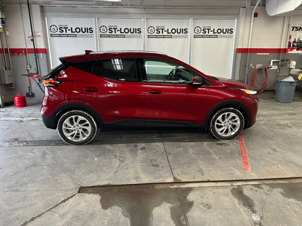 2023 Chevrolet BOLT EUV LT in Cowansville, Quebec - 6 - w1024h768px