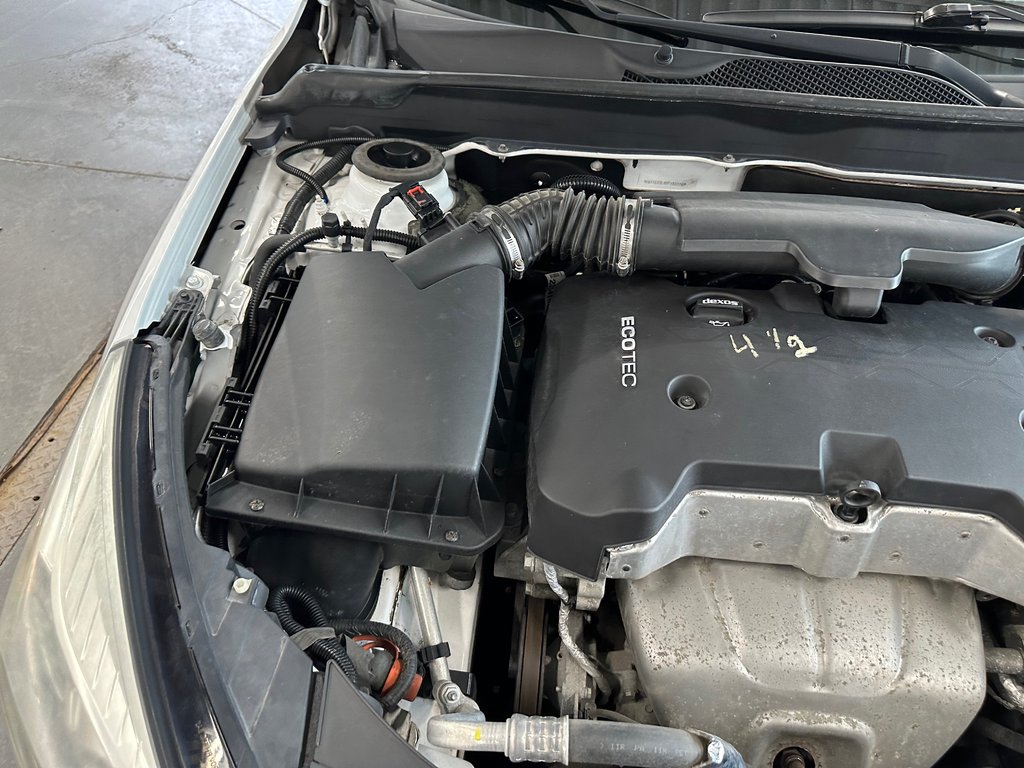 2014 Chevrolet Malibu LT in Cowansville, Quebec - 15 - w1024h768px