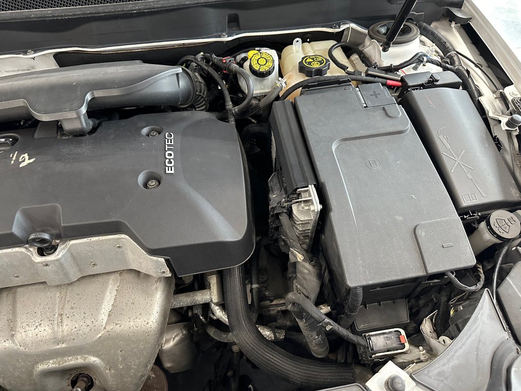 2014 Chevrolet Malibu LT in Cowansville, Quebec - 16 - w1024h768px