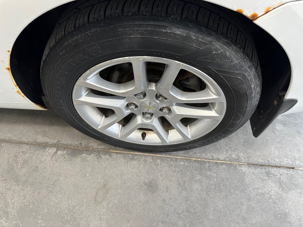 2014 Chevrolet Malibu LT in Cowansville, Quebec - 8 - w1024h768px