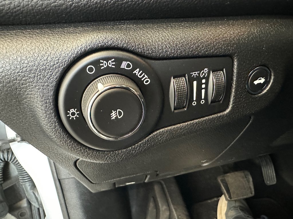 Chrysler 200 Limited 2015 à Cowansville, Québec - 18 - w1024h768px