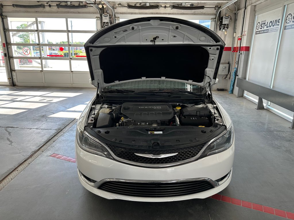Chrysler 200 Limited 2015 à Cowansville, Québec - 11 - w1024h768px