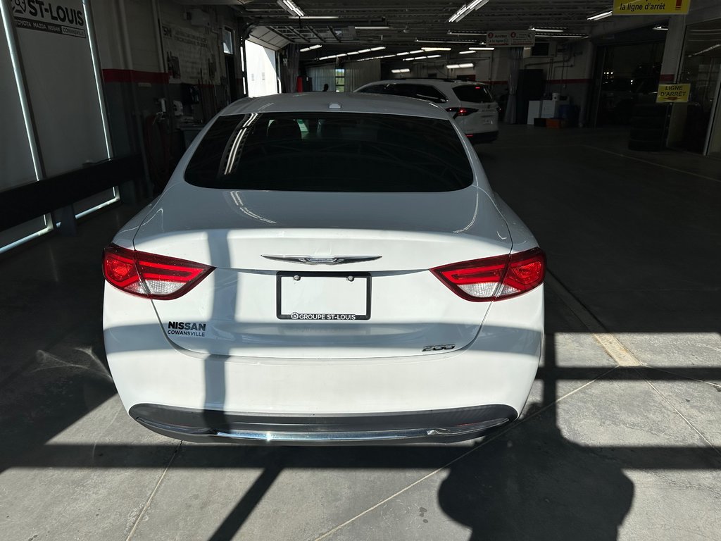 Chrysler 200 Limited 2015 à Cowansville, Québec - 4 - w1024h768px