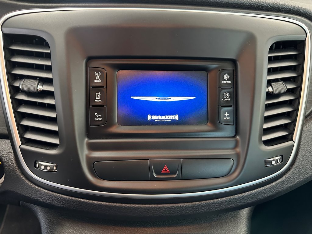 Chrysler 200 Limited 2015 à Cowansville, Québec - 21 - w1024h768px