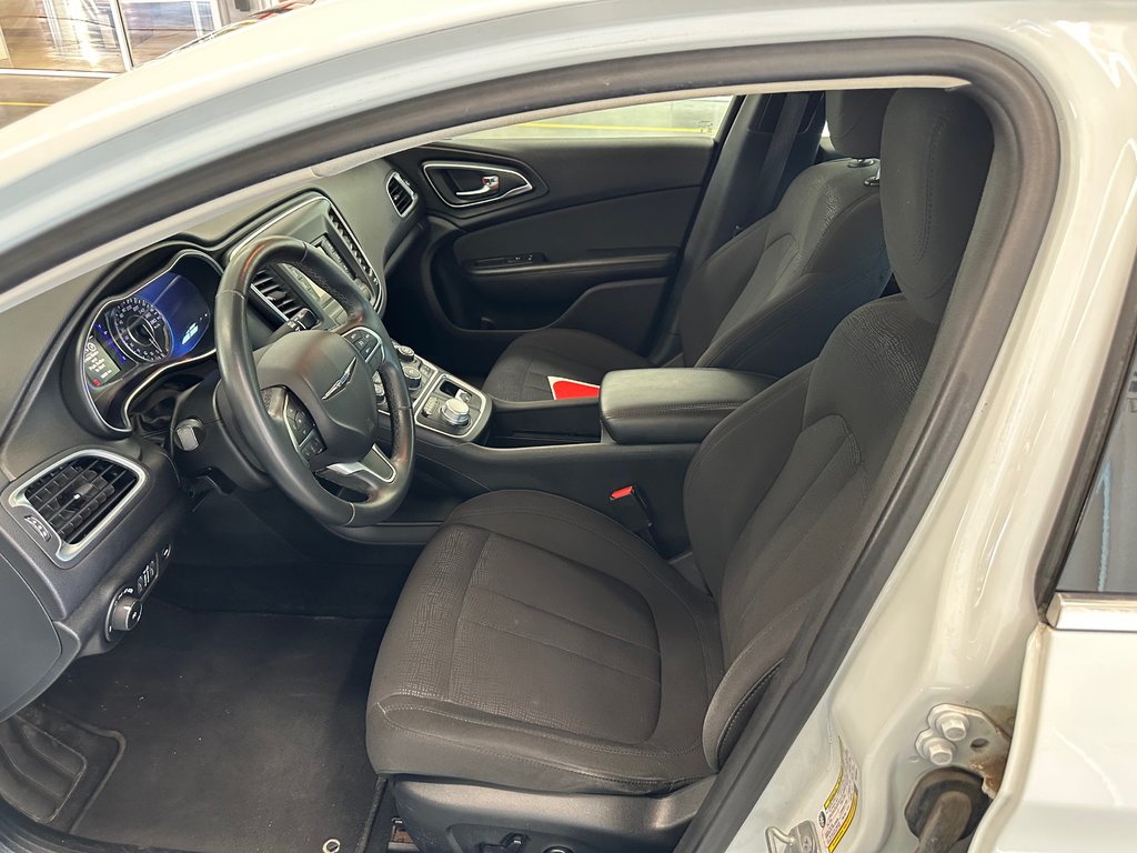Chrysler 200 Limited 2015 à Cowansville, Québec - 15 - w1024h768px