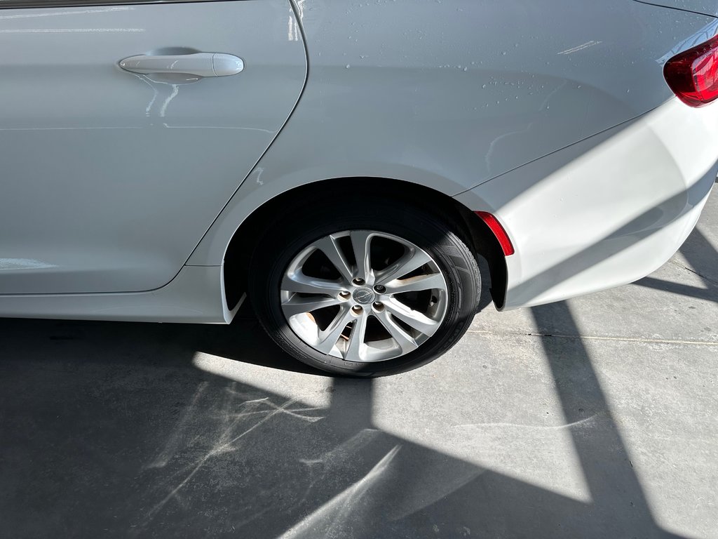 Chrysler 200 Limited 2015 à Cowansville, Québec - 7 - w1024h768px