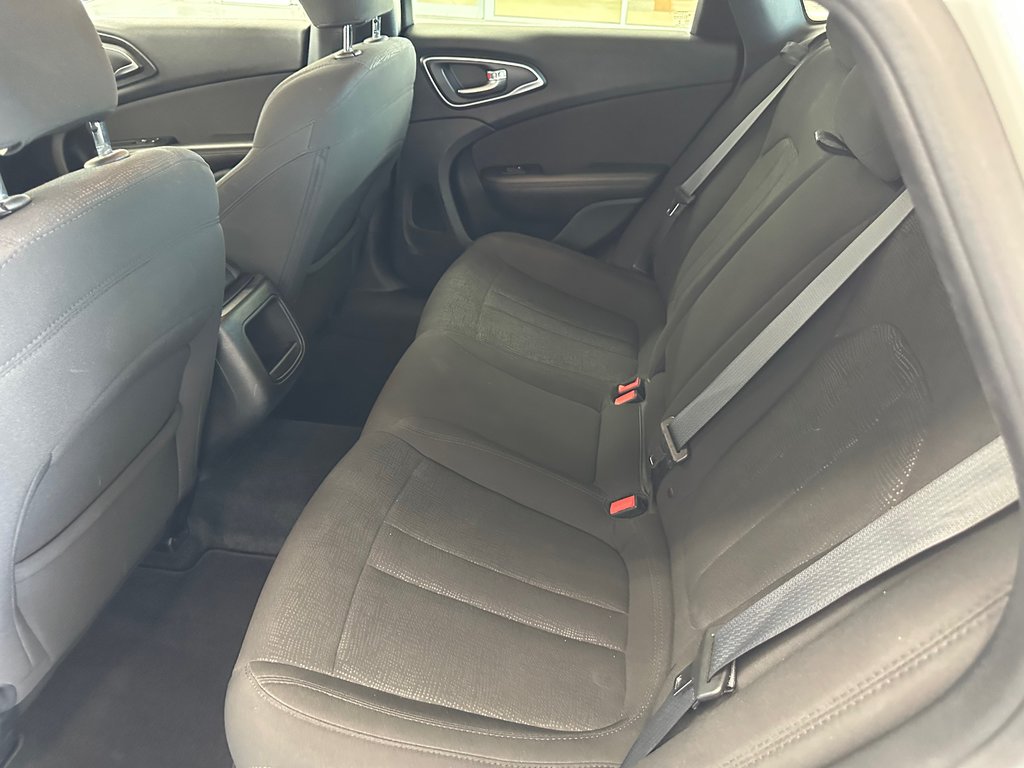 Chrysler 200 Limited 2015 à Cowansville, Québec - 14 - w1024h768px