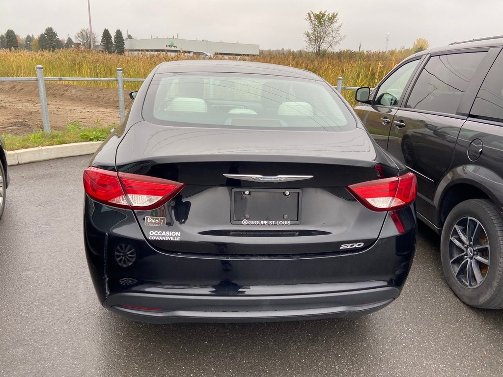 Chrysler 200 LX 2015 à Cowansville, Québec - 3 - w1024h768px