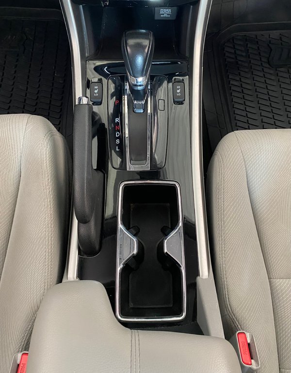 2017 Honda Accord Sedan SE in Cowansville, Quebec - 12 - w1024h768px