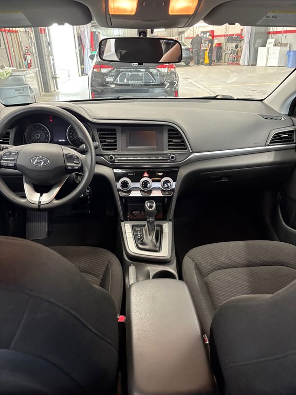 Hyundai Elantra Essential 2019 à Cowansville, Québec - 12 - w1024h768px