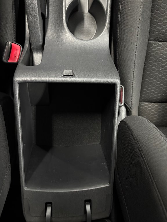 Hyundai Elantra Essential 2019 à Cowansville, Québec - 27 - w1024h768px