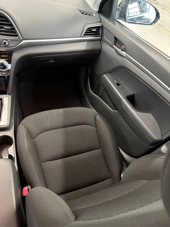 Hyundai Elantra Essential 2019 à Cowansville, Québec - 13 - w1024h768px