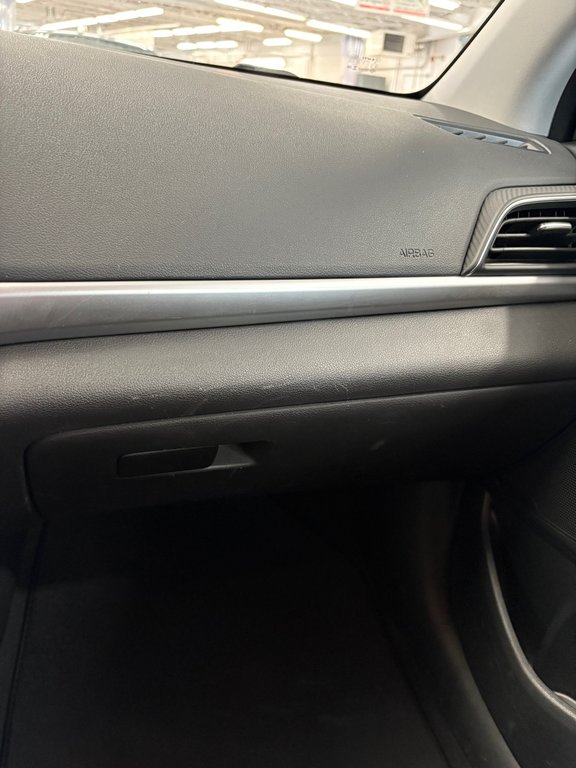Hyundai Elantra Essential 2019 à Cowansville, Québec - 18 - w1024h768px