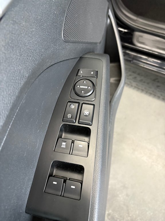 Hyundai Elantra Essential 2019 à Cowansville, Québec - 16 - w1024h768px