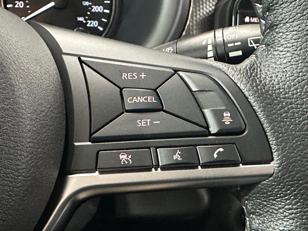 2025 Nissan Kicks Play SV in Cowansville, Quebec - 15 - w1024h768px