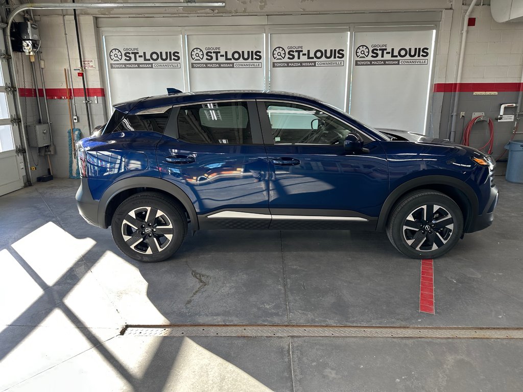 2025 Nissan Kicks SV AWD in Cowansville, Quebec - 2 - w1024h768px