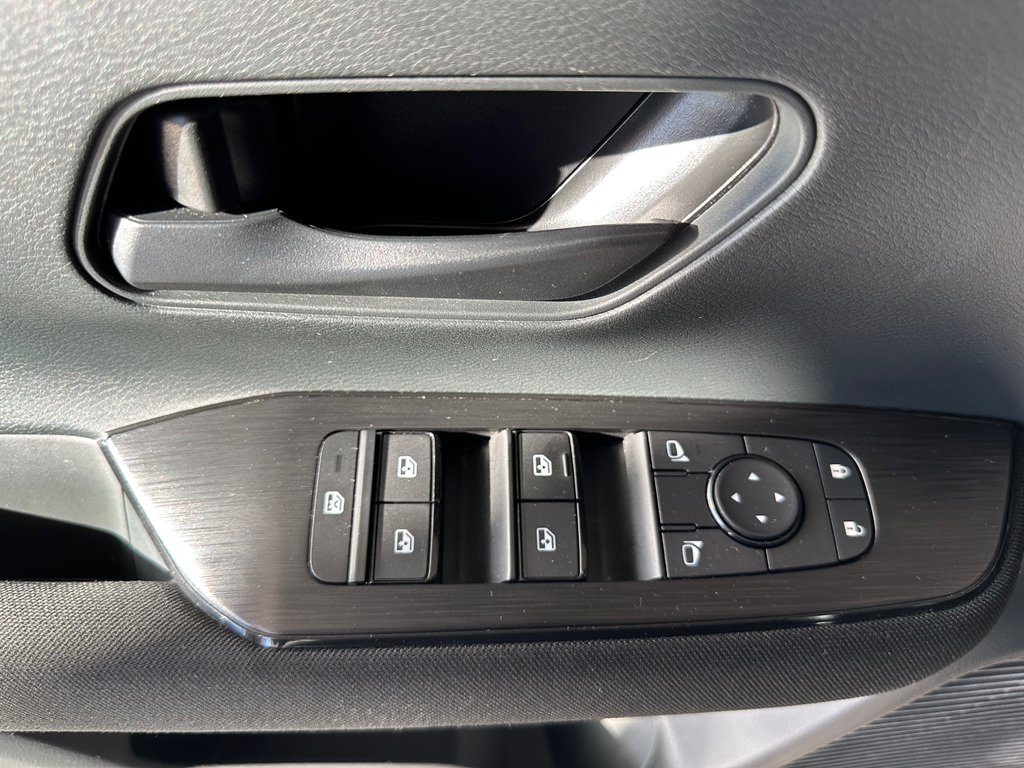 2025 Nissan Kicks S AWD in Cowansville, Quebec - 25 - w1024h768px